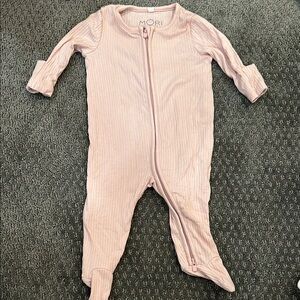 MORI Ribbed Clever Zip Footed Baby Pajamas - Ribbed Blush / Newborn